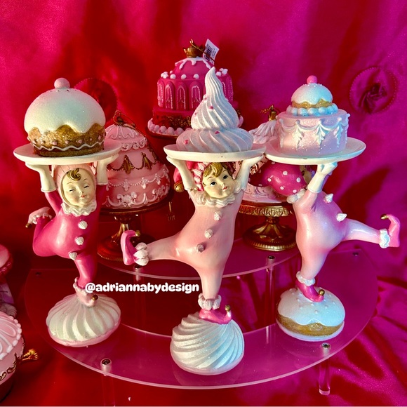 Pink gingerbread kids carrying cakes - Picture 4 of 7